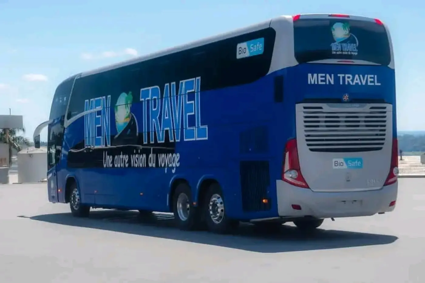 Bus MEN TRAVEL vu de l'arrière