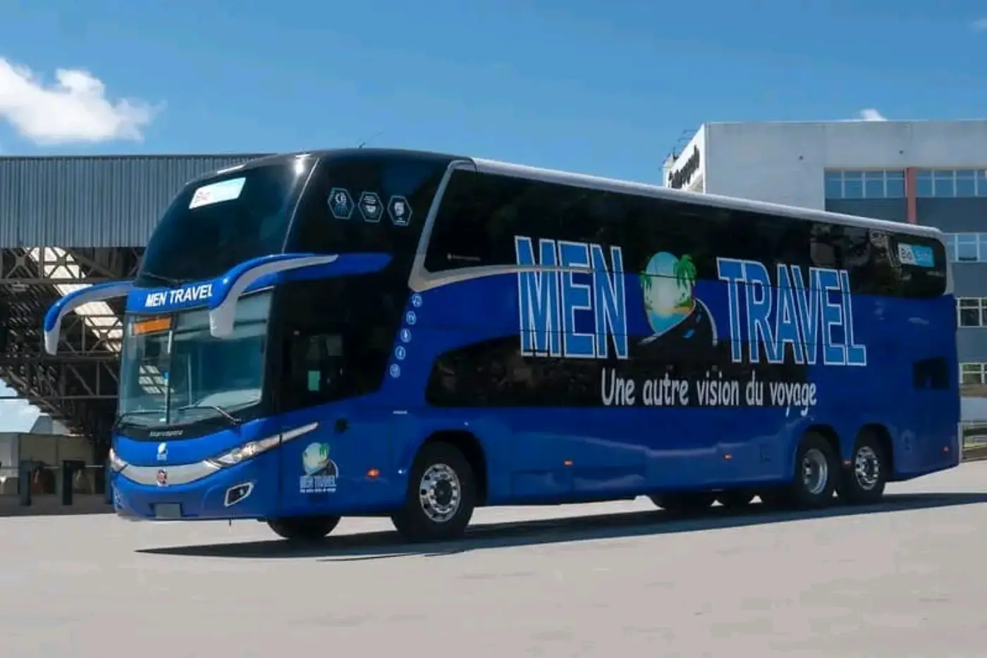 Bus MEN TRAVEL vu de profil